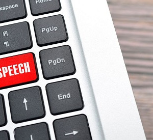Tastatur, auf der eine rote Taste mit dem Wort "Hate Speech" zu sehen ist